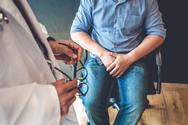 un bărbat cu simptome de prostatită la o programare la medic